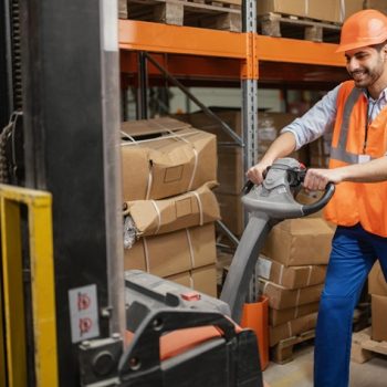 homme-dans-l-equipement-de-securite-au-travail homme-dans-l-equipement-de-securite-au-travail